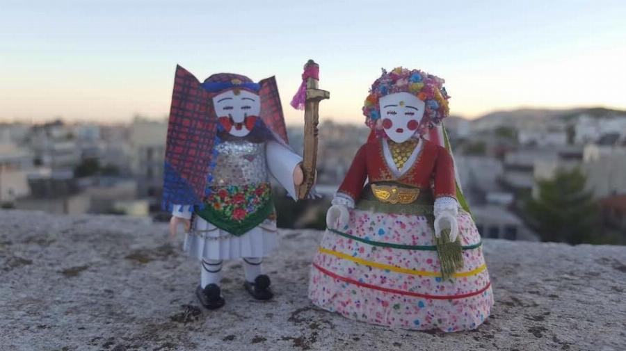 Πέτρος Καμινιώτης: Αυτός ο 19χρονος Έλληνας ντύνει φιγούρες Playmobil με παραδοσιακές ελληνικές φορεσιές.