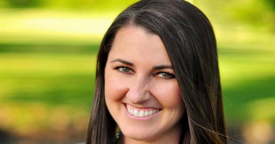 «Οι άσπρες τρίχες σε κάνουν να μοιάζεις 70 χρονών», έγραφαν σε μία κοπέλα και εκείνη τους απάντησε με ένα αφοπλιστικό βίντεο