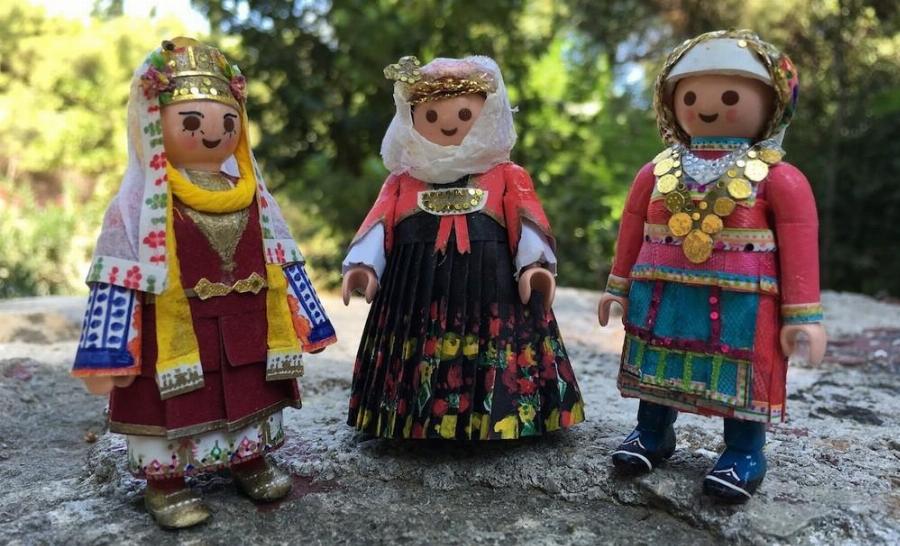 Πέτρος Καμινιώτης: Αυτός ο 19χρονος Έλληνας ντύνει φιγούρες Playmobil με παραδοσιακές ελληνικές φορεσιές.