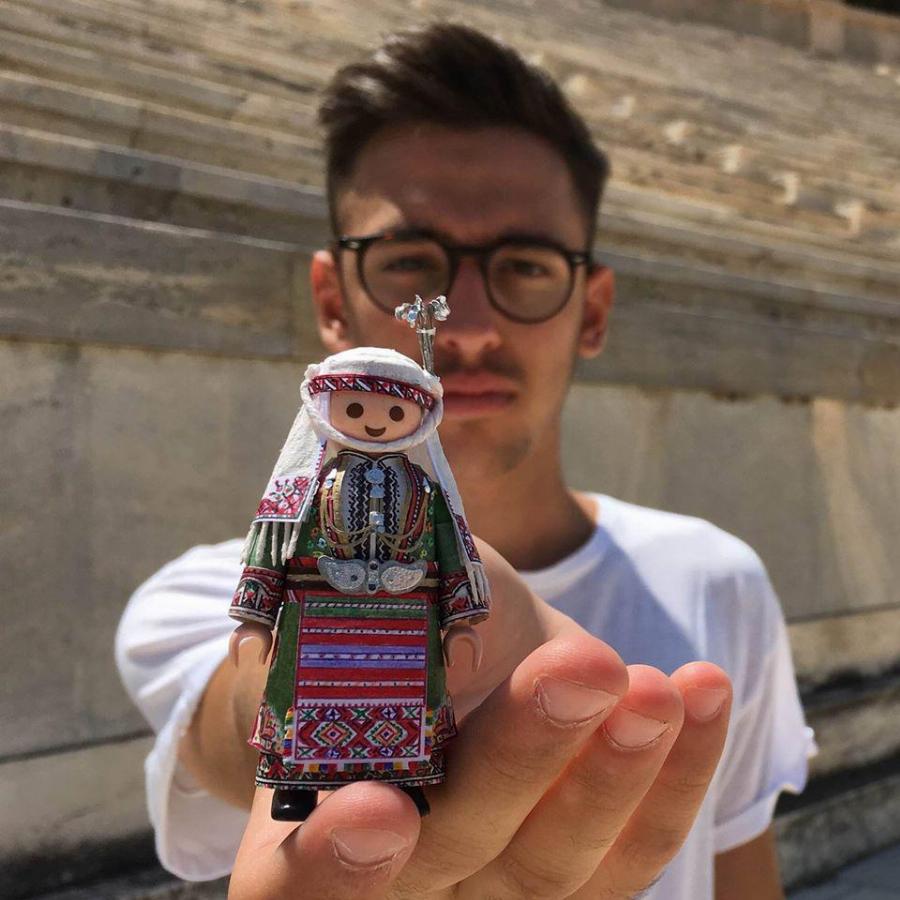 Πέτρος Καμινιώτης: Αυτός ο 19χρονος Έλληνας ντύνει φιγούρες Playmobil με παραδοσιακές ελληνικές φορεσιές.