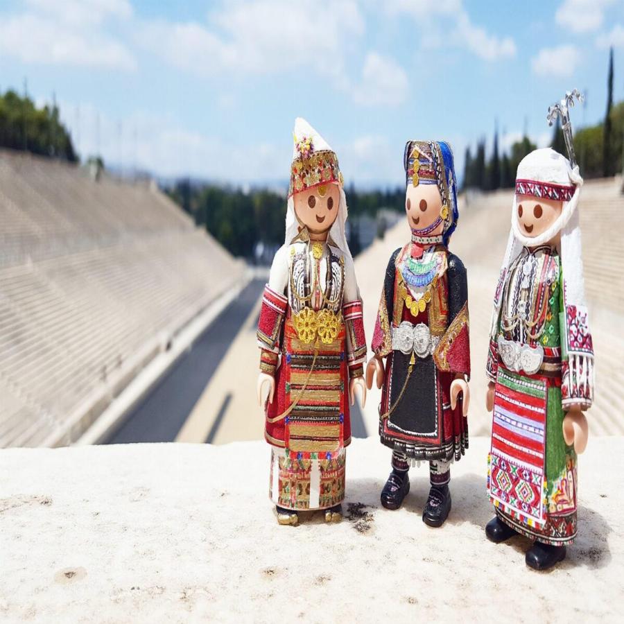 Πέτρος Καμινιώτης: Αυτός ο 19χρονος Έλληνας ντύνει φιγούρες Playmobil με παραδοσιακές ελληνικές φορεσιές.