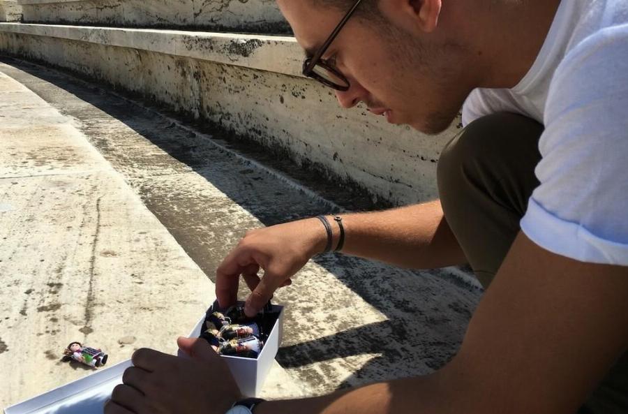 Πέτρος Καμινιώτης: Αυτός ο 19χρονος Έλληνας ντύνει φιγούρες Playmobil με παραδοσιακές ελληνικές φορεσιές.