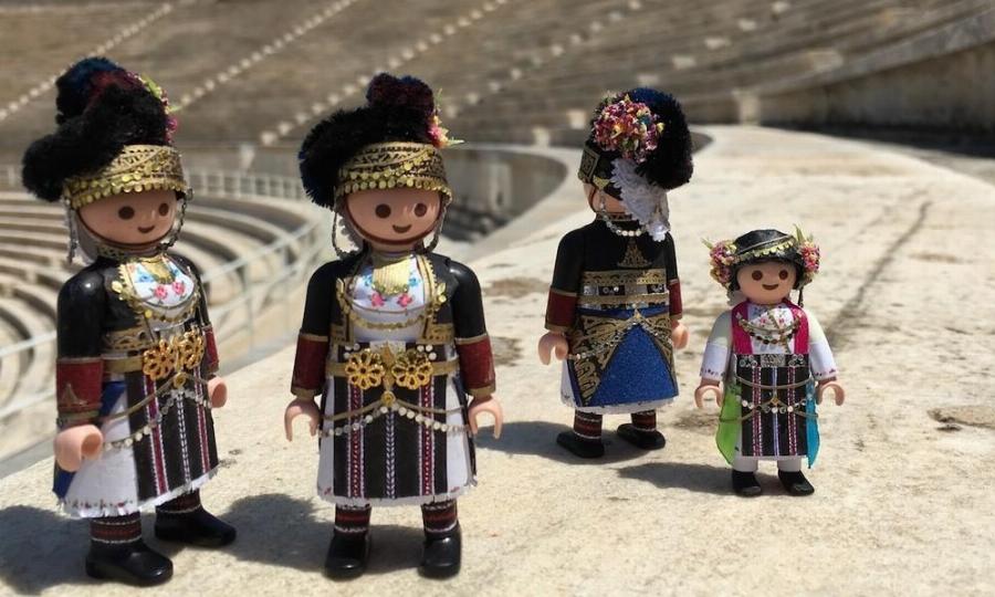 Πέτρος Καμινιώτης: Αυτός ο 19χρονος Έλληνας ντύνει φιγούρες Playmobil με παραδοσιακές ελληνικές φορεσιές.