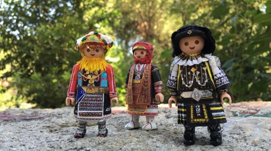 Πέτρος Καμινιώτης: Αυτός ο 19χρονος Έλληνας ντύνει φιγούρες Playmobil με παραδοσιακές ελληνικές φορεσιές.
