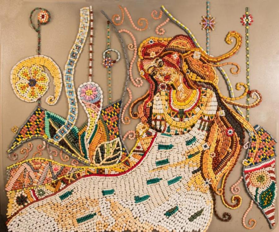 «Μέσω της τέχνης υπάρχει θεραπεία»: Η Ελληνίδα γιατρός που φτιάχνει τα πιο ονειρικά ψηφιδωτά με ληγμένα φάρμακα