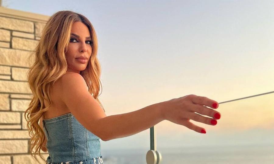 Με κοιλιακούς πέτρα στα 44 της: Η Κέλλυ Κελεκίδου φοράει το μπορντό μπικίνι της και ποζάρει στην πισίνα