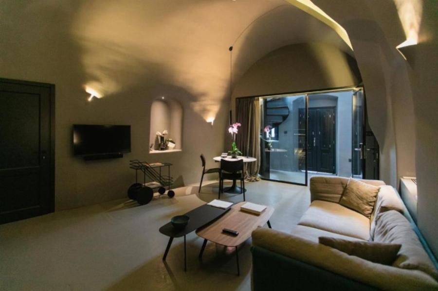 Η απόλυτη χλιδή για την Αθηνά Οικονομάκου: Το υπερπολυτελές ξενοδοχείο του συζύγου της στην Μύκονο