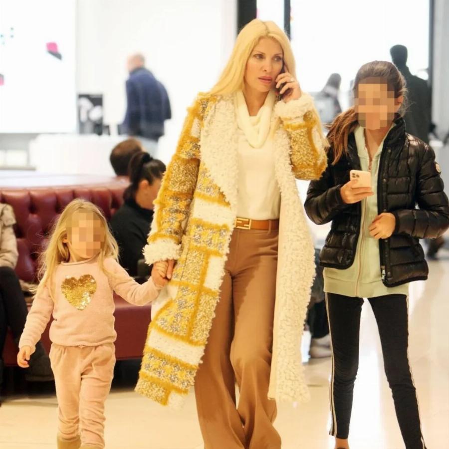 Σαν δυο σταγόνες νερό: Η κόρη της Ελένης Μενεγάκη, Βαλέρια Λάτσιου, μεγάλωσε και είναι μία καλλονή ίδια η μητέρα της