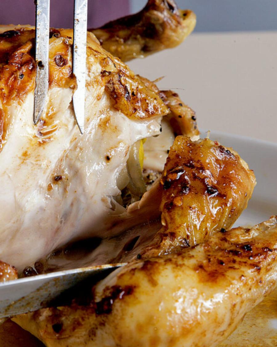 Πεντανόστιμο και ζουμερό: Γιατί πρέπει να ψήνετε το κοτόπουλο πάνω σε μία στρώση λαχανικών