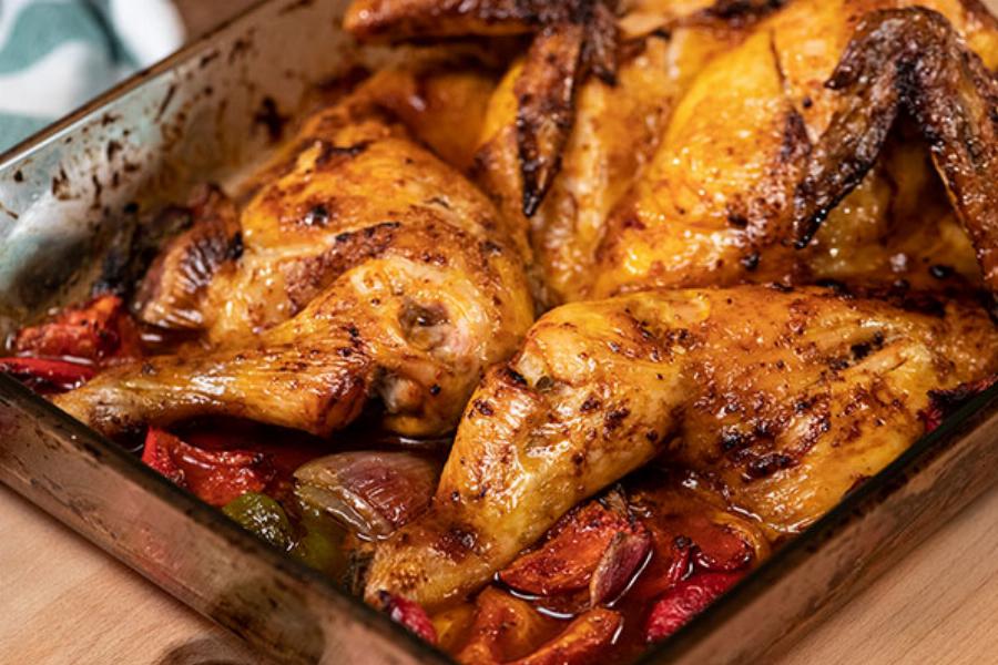 Πεντανόστιμο και ζουμερό: Γιατί πρέπει να ψήνετε το κοτόπουλο πάνω σε μία στρώση λαχανικών