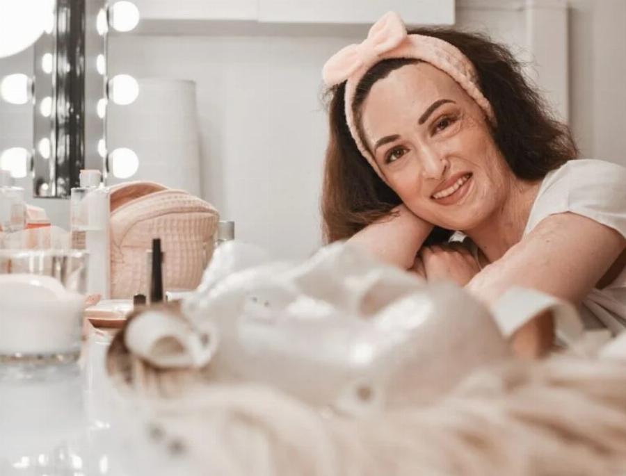 Ευτυχισμένη και πιο λαμπερή από ποτέ στην Ίο: H Ιωάννα Παλιοσπύρου χαμογελάει και κοιτάει μπροστά 2 χρόνια μετά την επίθεση