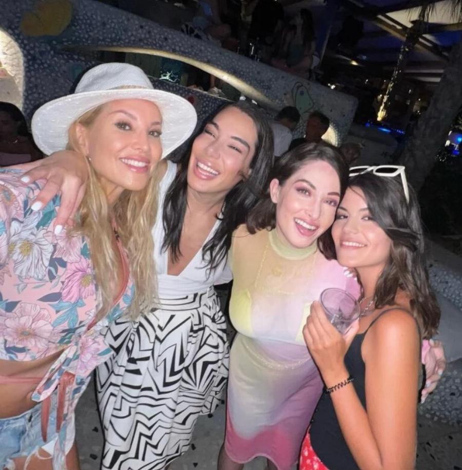 Ευτυχισμένη και πιο λαμπερή από ποτέ στην Ίο: H Ιωάννα Παλιοσπύρου χαμογελάει και κοιτάει μπροστά 2 χρόνια μετά την επίθεση