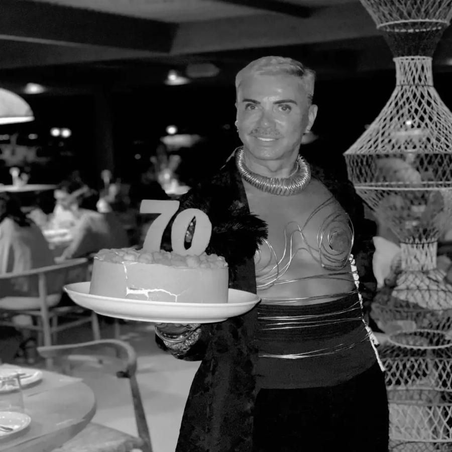 «Δικαιώθηκα απέτυχα τιμωρήθηκα επανήλθα»: Ο Λάκης Γαβαλάς γιόρτασε τα 70α γενέθλιά του στην Πάρο