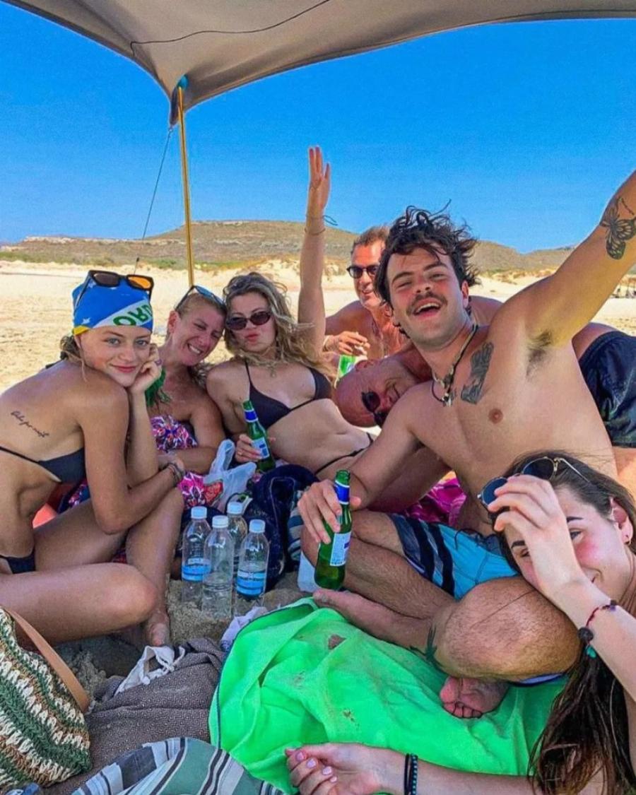 Πιο χαλαροί από ποτέ: H Γαία Μερκούρη κάνει διακοπές με την αδερφή της και τον Άγγελο Λάτσιο