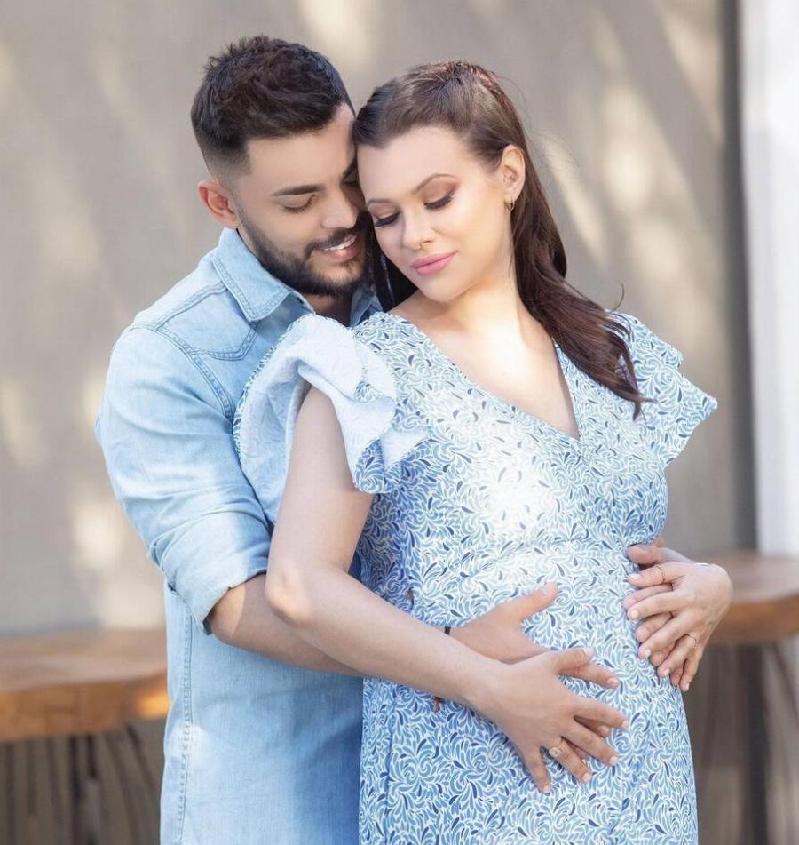 Η Λάουρα Νάργες πανέμορφη στην αγκαλιά του Χρήστου Σαντικάι: Η γλυκιά φώτο της με φουσκωμένη κοιλίτσα λίγο πριν γίνει μαμά