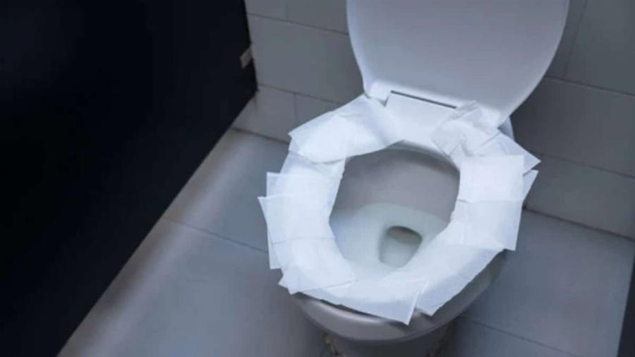 Το λάθος που κάνουμε όλοι με το χαρτί υγείας: Ο λόγος που δεν πρέπει ποτέ να καλύπτουμε τη λεκάνη με χαρτί