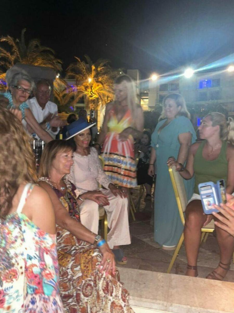 Κούκλα και αγέραστη: Η 89χρονη καλλονή Ζωζώ Σαπουτζάκη διασκέδασε σε ένα ξέφρενο βράδυ και γοήτευσε τους πάντες