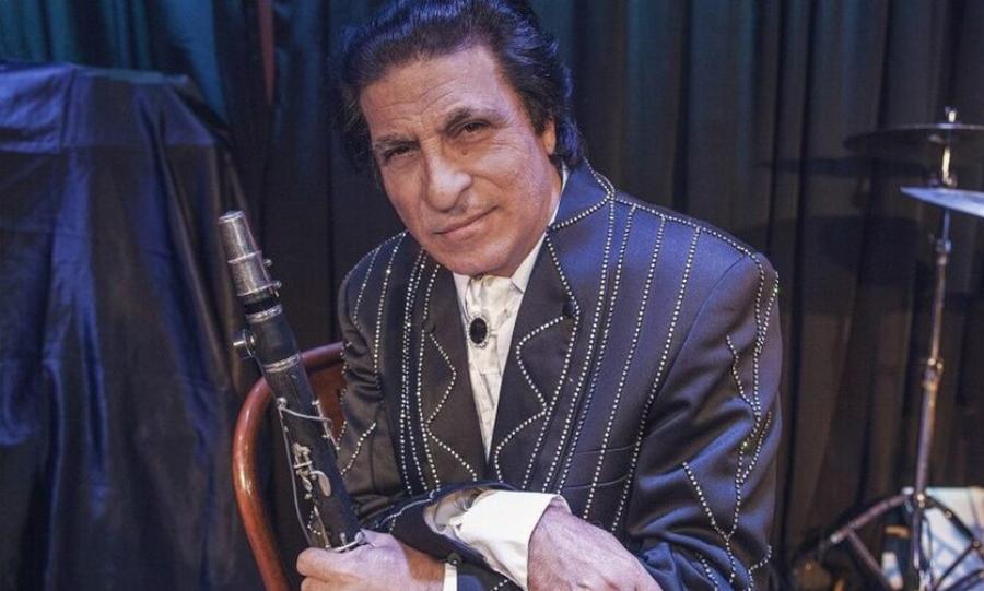 Έπαιξε κλαρίνο σε ζωντανή σύνδεση: Ο Γιώργος Μάγγας βγήκε στην τηλεόραση και απέδειξε ότι όχι μόνο ζει αλλά και βασιλεύει