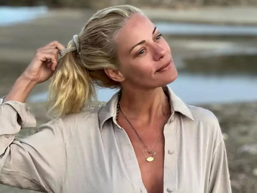 Μελαχρινή και με sparkly μπλε μπικίνι: Η σπάνια φωτογραφία της Ζέτας Μακρυπούλια από το 1998 σε φωτογράφιση περιοδικού