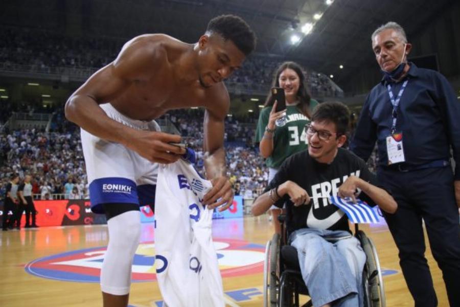 Τεράστιος Γιάννης Αντετοκούνμπο: Φωτογραφήθηκε με παιδί με κινητικά προβλήματα και του χάρισε την φανέλα του