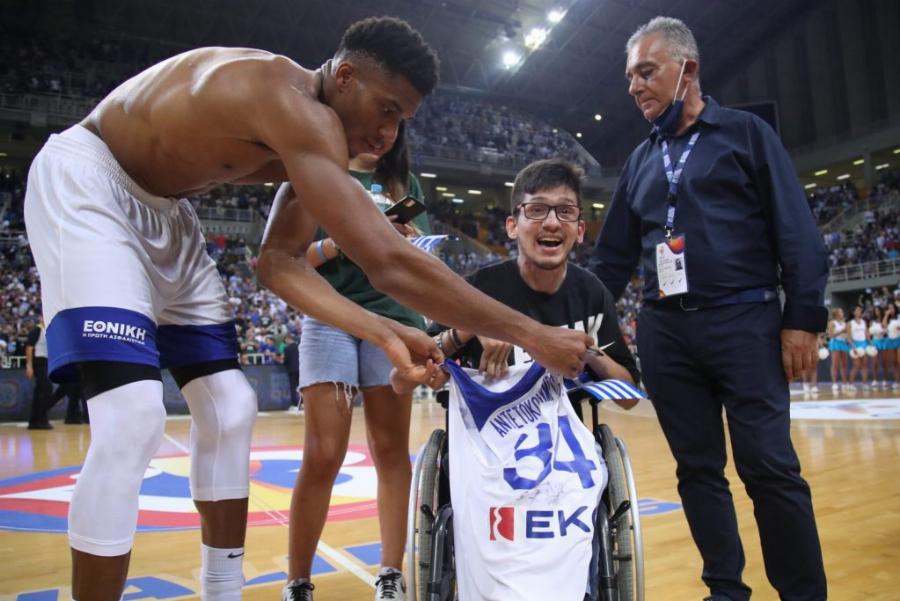 Τεράστιος Γιάννης Αντετοκούνμπο: Φωτογραφήθηκε με παιδί με κινητικά προβλήματα και του χάρισε την φανέλα του