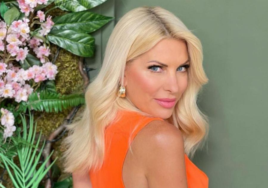 Όλα τα βλέμματα πάνω της στη βάφτιση: Η Ελένη Μενεγάκη με πολύχρωμο και maxi φόρεμα έκλεψε τις εντυπώσεις