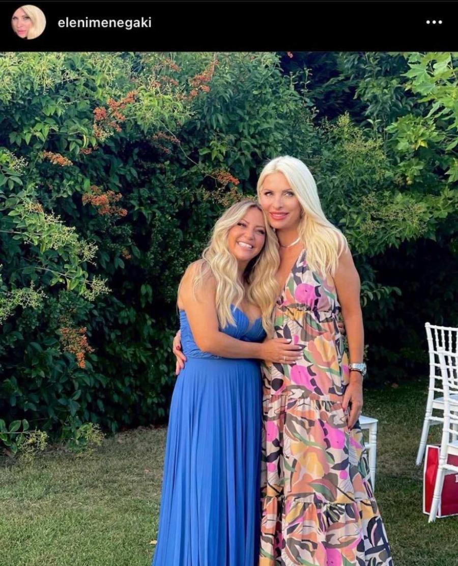 Όλα τα βλέμματα πάνω της στη βάφτιση: Η Ελένη Μενεγάκη με πολύχρωμο και maxi φόρεμα έκλεψε τις εντυπώσεις