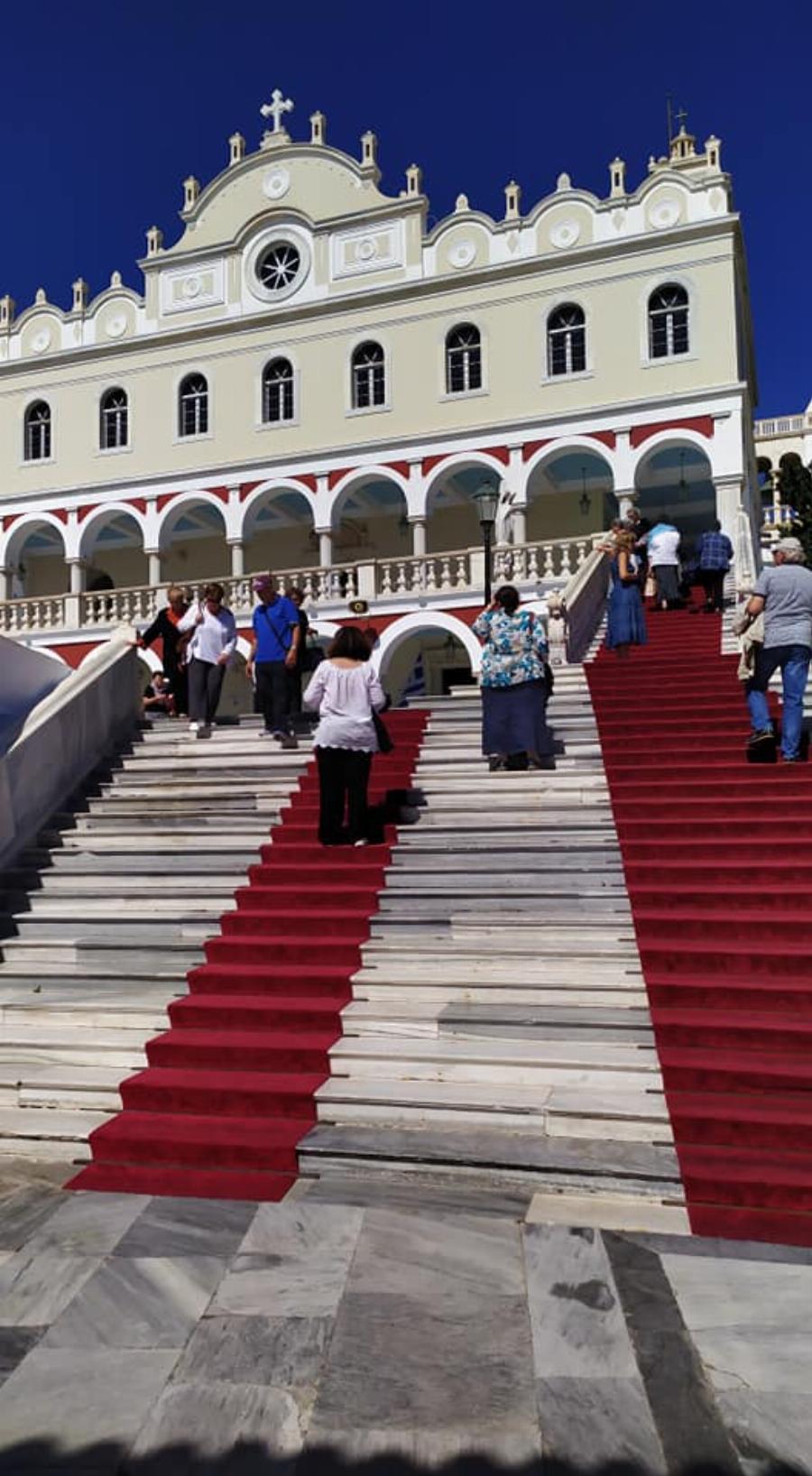 Παναγία της Τήνου: Εκατοντάδες πιστοί γονατιστοί ανεβαίνουν στη Μεγαλόχαρη για να προσκυνήσουν