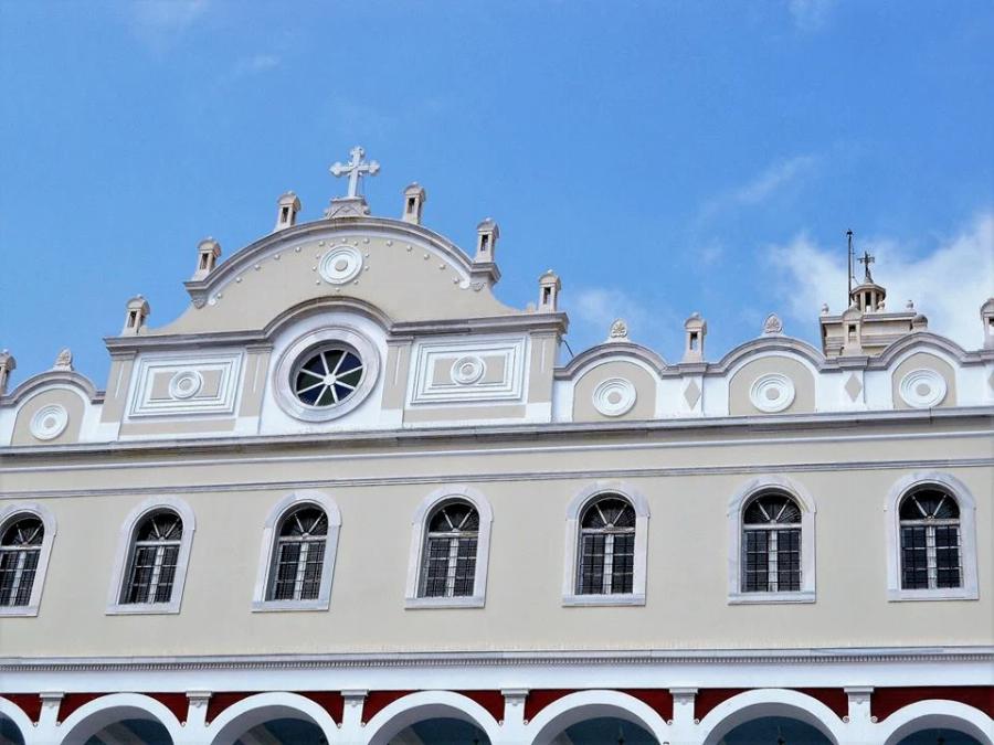 Παναγία της Τήνου: Εκατοντάδες πιστοί γονατιστοί ανεβαίνουν στη Μεγαλόχαρη για να προσκυνήσουν