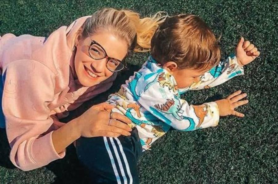 Τζένη Θεωνά: Η ερωτική εξομολόγηση στον σύντροφο της, η καριέρα στην τηλεόραση και όσα δήλωσε για την εμπειρία της εγκυμοσύνης της