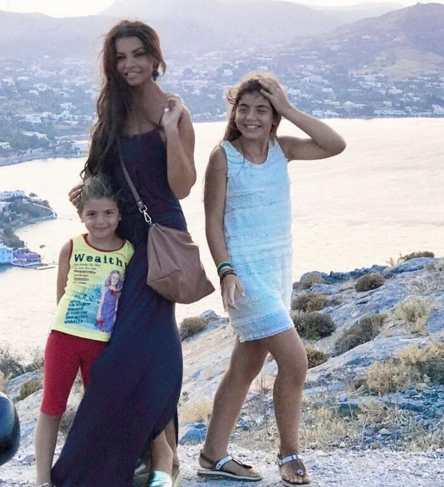 Σαν δύο σταγόνες νερό: Η κόρη της Νίνα Λοτσάρη, Ερωφίλη, μεγάλωσε και είναι μία κούκλα