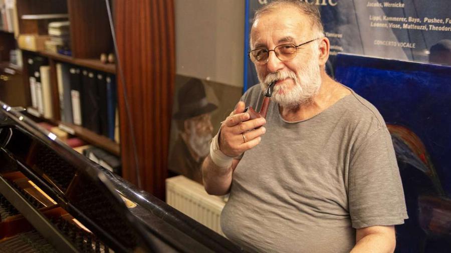 Θάνος Μικρούτσικος: Η δολοφονία που τον στιγμάτισε, οι 3 γάμοι, τα τέσσερα παιδιά, η μάχη με τον καρκίνο και το δημόσιο μήνυμα πριν το τέλος