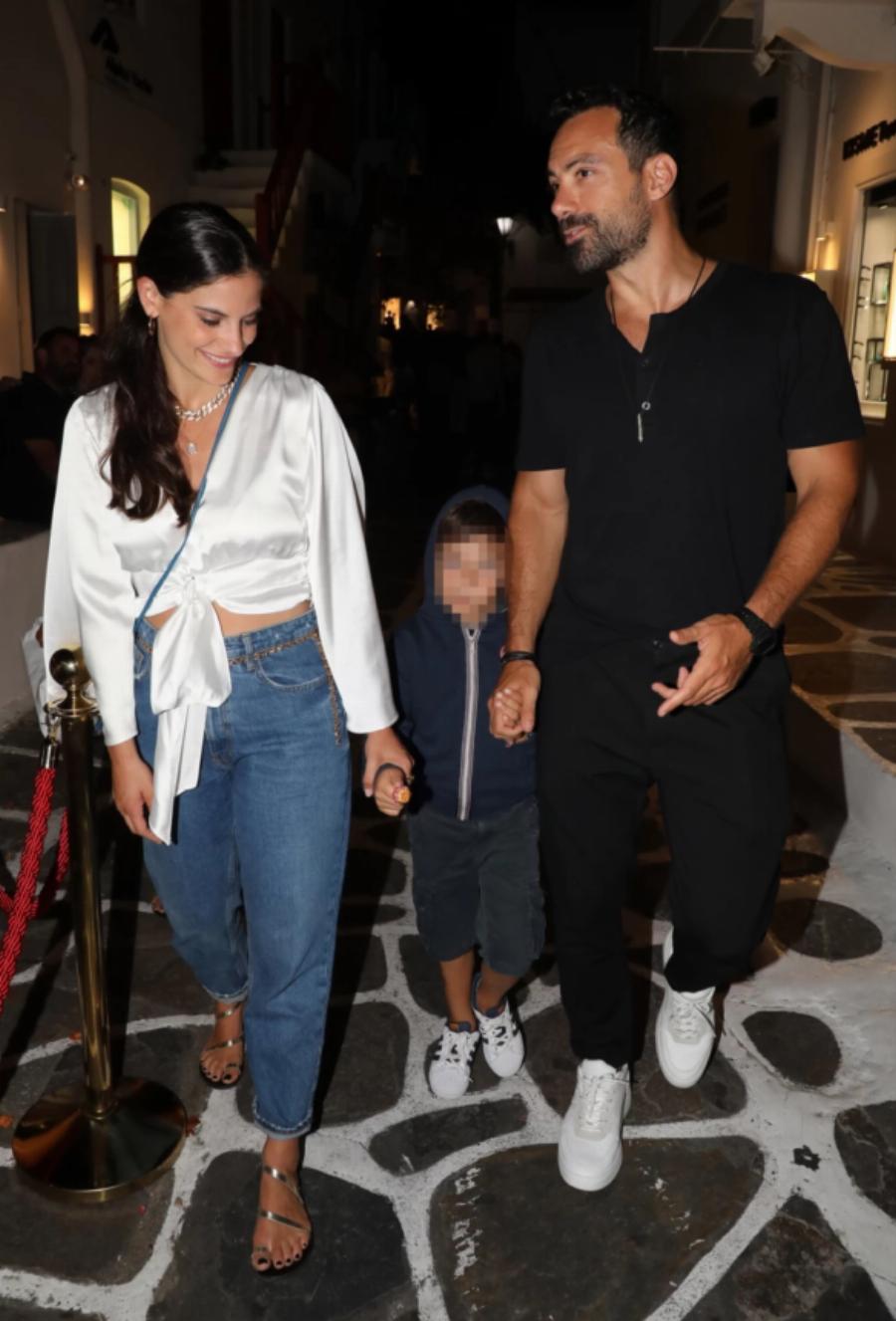 Η πιο στυλάτη της Μυκόνου: Η casual εμφάνιση με τα χρυσά σανδάλια της Χριστίνας Μπόμπα και η τιμή που θα σε ξετρελάνει