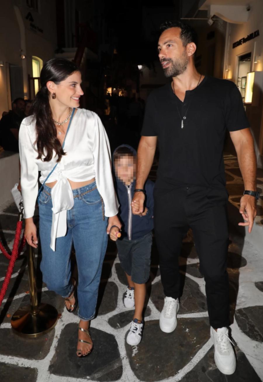 Η πιο στυλάτη της Μυκόνου: Η casual εμφάνιση με τα χρυσά σανδάλια της Χριστίνας Μπόμπα και η τιμή που θα σε ξετρελάνει