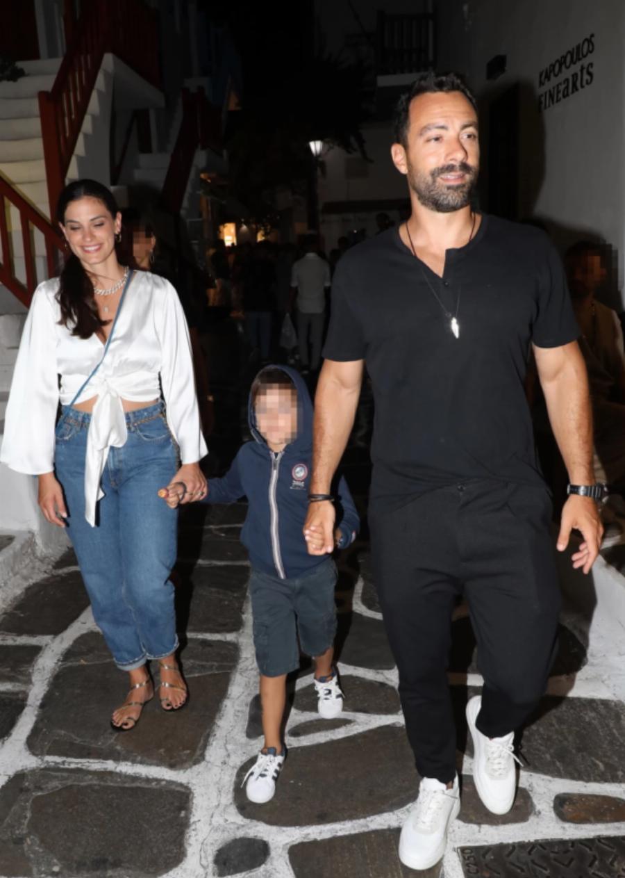 Η πιο στυλάτη της Μυκόνου: Η casual εμφάνιση με τα χρυσά σανδάλια της Χριστίνας Μπόμπα και η τιμή που θα σε ξετρελάνει