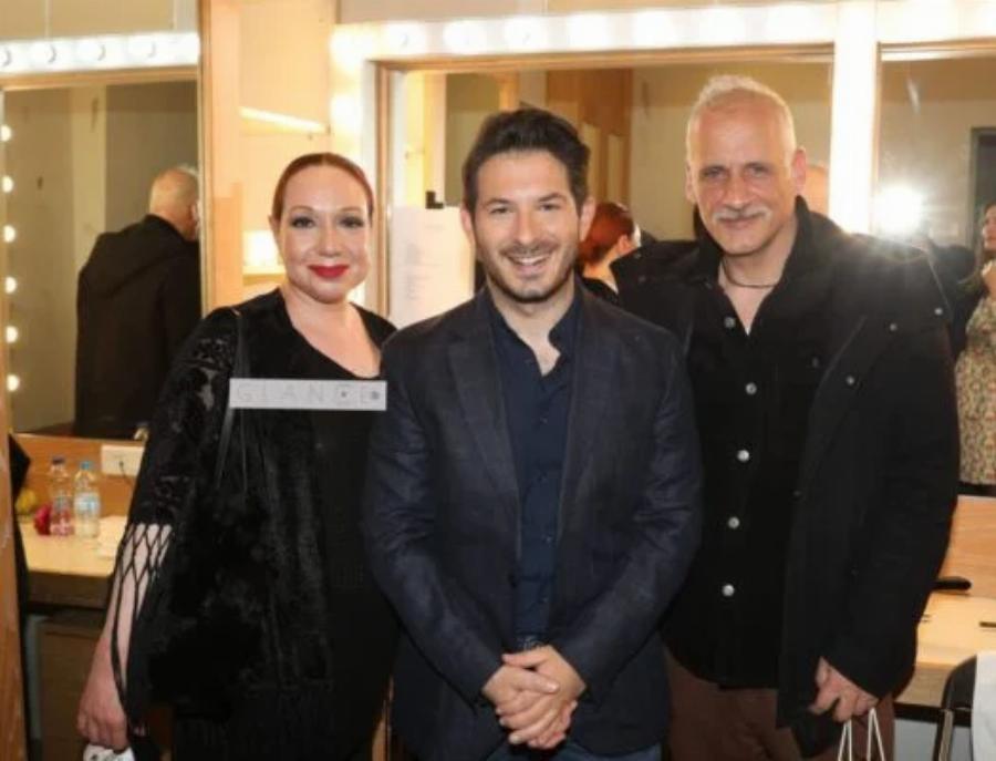 Άλλαξε εμφάνιση, ρεπερτόριο και εντυπωσιάζει: Αγνώριστη η Δάφνη από τους “Δύο Ξένους” δεν την γνωρίζει ούτε η Κουντουράτου 25 χρόνια μετά