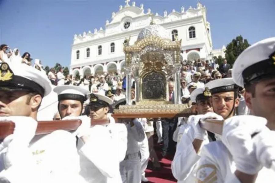Θαύμα στην Τήνο: Η εικόνα που ανακαλύφθηκε από το όραμα μιας μοναχής και έσπασε στα δύο από το χτύπημα της αξίνας – Την προσκύνησαν αμέσως οι Κολοκοτρώνης, Μιαούλης, Νικηταράς