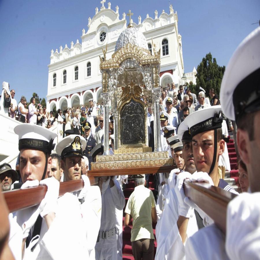 Εξομολόγηση θαύματος: “Καρφώθηκα σε μπετόβεργες και η Παναγία της Τήνου με έσωσε”