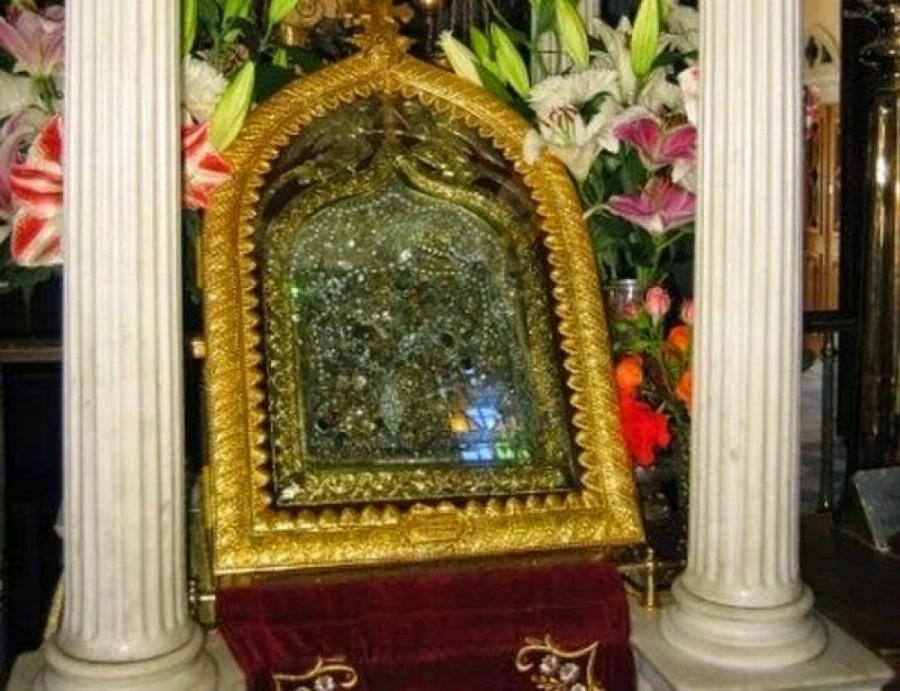 Πως είναι η εικόνα της Παναγίας της Τήνου πίσω από τα τάματα των πιστών