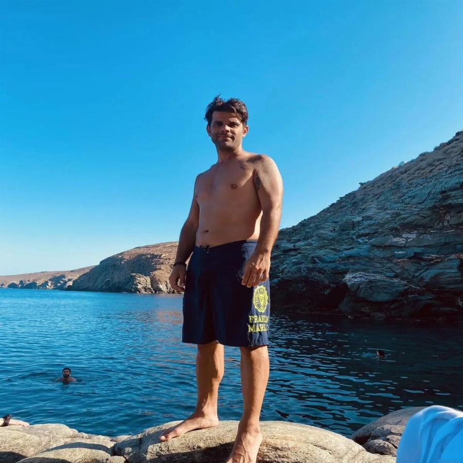 Έκλεψαν την καρδιά του «Μπίλι» από τα «Μαύρα Μεσάνυχτα»: Αυτή είναι η κούκλα σύντροφός του