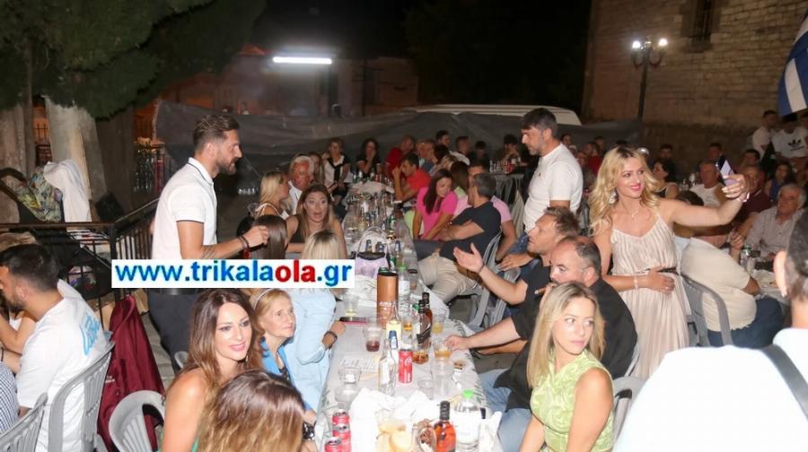 Η απλότητα σε όλο της το μεγαλείο:  Η Έλενα Παπαρίζου γλέντησε με κλαρίνα στο χωριό της στην Καρδίτσα