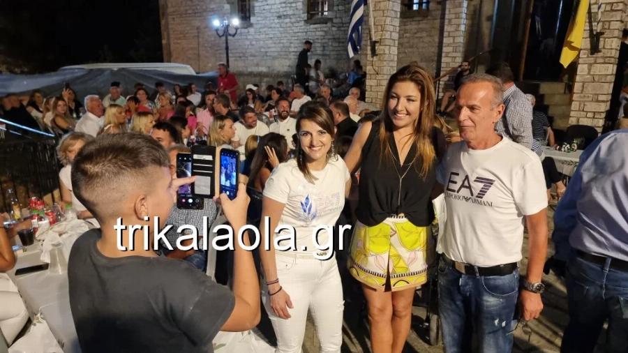 Η απλότητα σε όλο της το μεγαλείο:  Η Έλενα Παπαρίζου γλέντησε με κλαρίνα στο χωριό της στην Καρδίτσα