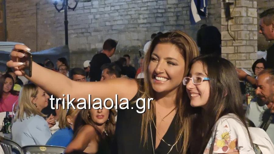 Η απλότητα σε όλο της το μεγαλείο:  Η Έλενα Παπαρίζου γλέντησε με κλαρίνα στο χωριό της στην Καρδίτσα
