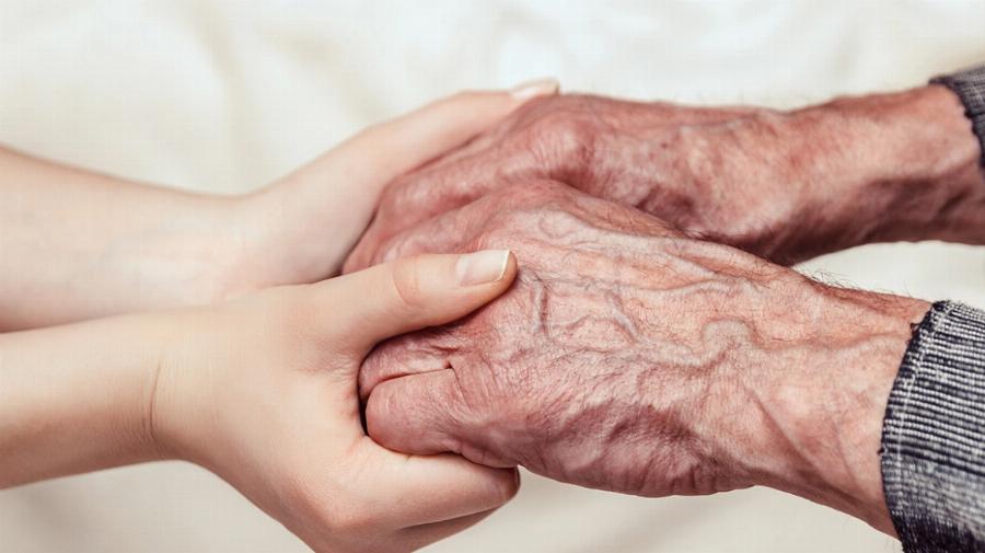 «Θέλουν να κάνουν και παιδί»: 85χρονος παντρεύεται την 42χρονη σύντροφό του στην Κρήτη