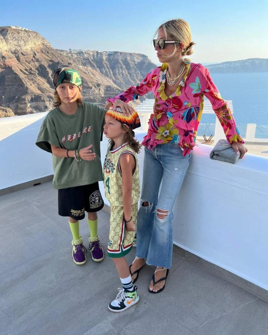 Σοφία Καρβέλα: Η κόρη της Άννας Βίσση πιο εντυπωσιακή από ποτέ στην Σαντορίνη μαζί με τα παιδιά της