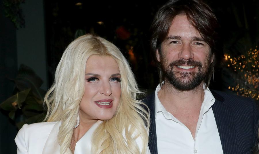 Ανακοίνωσαν τα ευχάριστα με μια ανάρτηση: Η Μαρίνα Πατούλη και ο Βλάσσης Χολέβας τρισευτυχισμένοι στη Μύκονο