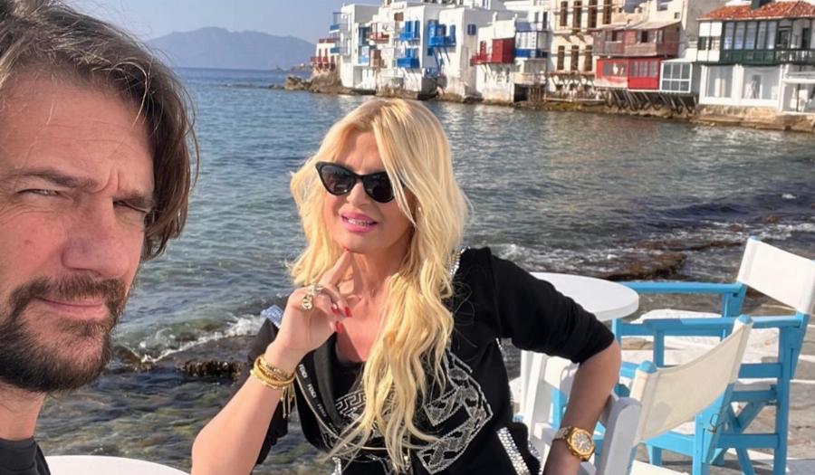 Η Μαρίνα Πατούλη χωρίς ρετούς στην παραλία της Μυκόνου: Με μαύρο μικροσκοπικό μπικίνι προκάλεσε αντρικό τσουνάμι