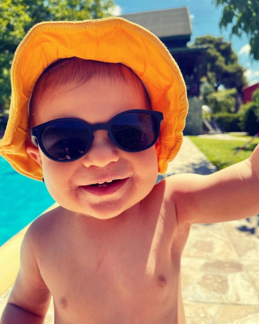 Γλυκές, οικογενειακές στιγμές: O μπαμπάς Άκης Πετρετζίκης χαλαρώνει  με την έγκυο σύζυγό του και τον γιο τους στην πισίνα