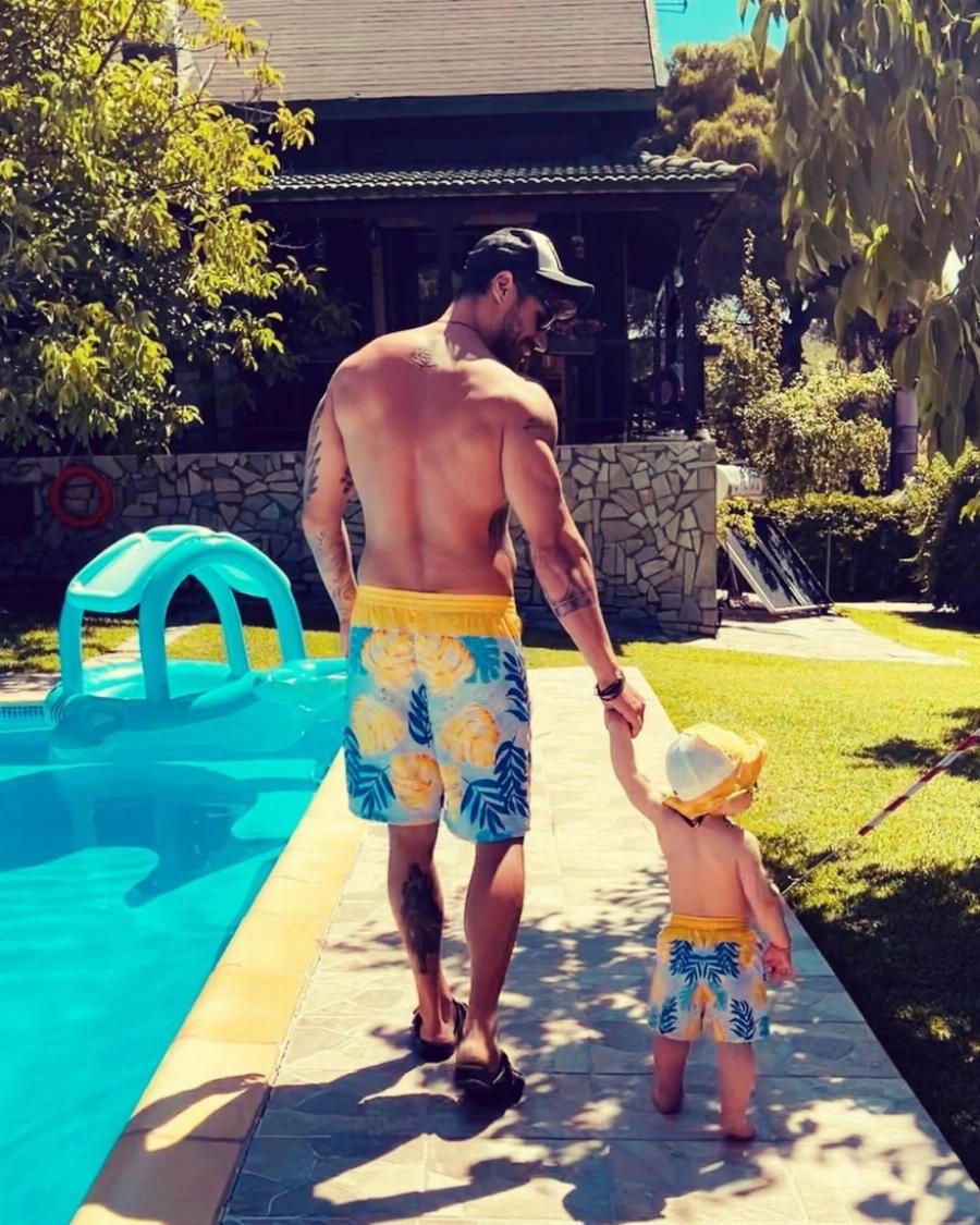 Γλυκές, οικογενειακές στιγμές: O μπαμπάς Άκης Πετρετζίκης χαλαρώνει  με την έγκυο σύζυγό του και τον γιο τους στην πισίνα