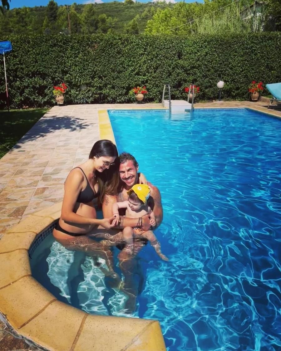 Γλυκές, οικογενειακές στιγμές: O μπαμπάς Άκης Πετρετζίκης χαλαρώνει  με την έγκυο σύζυγό του και τον γιο τους στην πισίνα